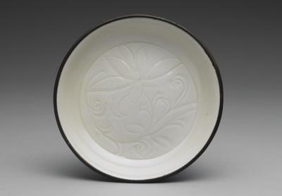 图片[2]-Dish with incised lotus decoration in white glaze, Ding ware, Northern Song to Jin dynasty, 11th-13th century-China Archive